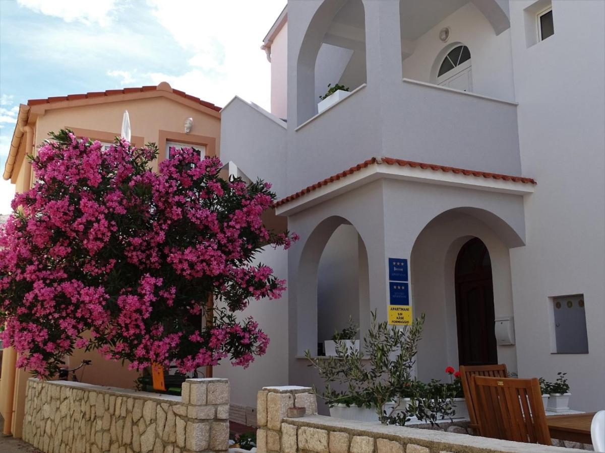 Apartments By The Sea Pag - 16100 Pag Town Exterior photo