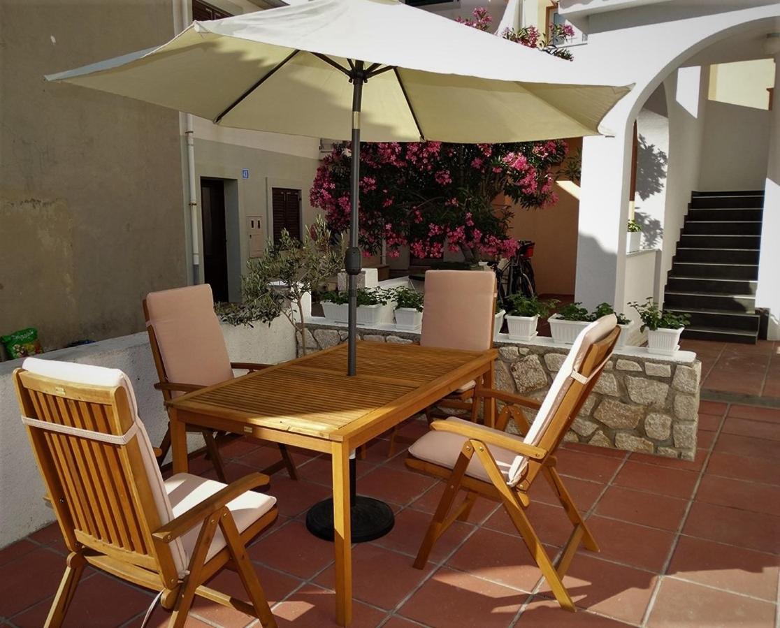 Apartments By The Sea Pag - 16100 Pag Town Exterior photo